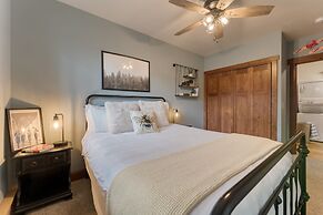 Denton by Avantstay Hot Tub Enclosed Deck w Fire Pit Near Skiing Lake