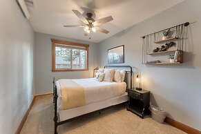 Denton by Avantstay Hot Tub Enclosed Deck w Fire Pit Near Skiing Lake