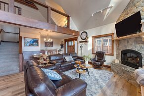 Denton by Avantstay Hot Tub Enclosed Deck w Fire Pit Near Skiing Lake