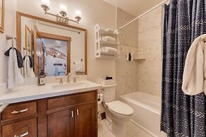 Denton by Avantstay Hot Tub Enclosed Deck w Fire Pit Near Skiing Lake