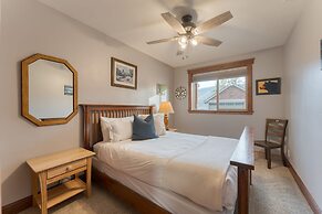 Denton by Avantstay Hot Tub Enclosed Deck w Fire Pit Near Skiing Lake