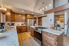 Denton by Avantstay Hot Tub Enclosed Deck w Fire Pit Near Skiing Lake
