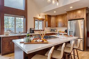 Denton by Avantstay Hot Tub Enclosed Deck w Fire Pit Near Skiing Lake