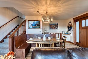 Denton by Avantstay Hot Tub Enclosed Deck w Fire Pit Near Skiing Lake