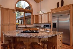 Donner Ridge by Avantstay Minutes to Skiing Deck Ping Pong Pool Table