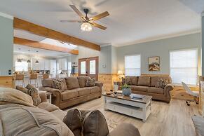 Gatlinburg Getaway by Avantstay 9bdr Sleeps 22 Hot tub Movie Theater