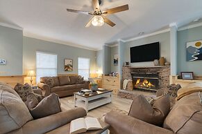 Gatlinburg Getaway by Avantstay 9bdr Sleeps 22 Hot tub Movie Theater