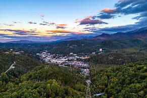 Gatlinburg Getaway by Avantstay 9bdr Sleeps 22 Hot tub Movie Theater