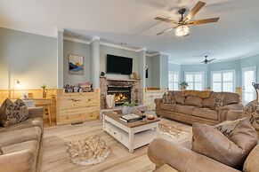 Gatlinburg Getaway by Avantstay 9bdr Sleeps 22 Hot tub Movie Theater