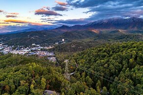 Gatlinburg Getaway by Avantstay 9bdr Sleeps 22 Hot tub Movie Theater