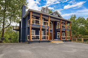 Gatlinburg Getaway by Avantstay 9bdr Sleeps 22 Hot tub Movie Theater