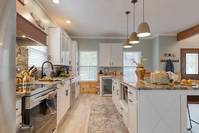 Gatlinburg Getaway by Avantstay 9bdr Sleeps 22 Hot tub Movie Theater