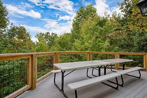 Gatlinburg Getaway by Avantstay 9bdr Sleeps 22 Hot tub Movie Theater