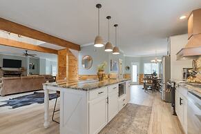 Gatlinburg Getaway by Avantstay 9bdr Sleeps 22 Hot tub Movie Theater