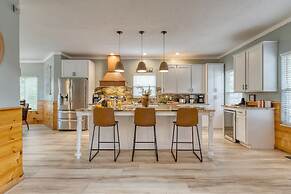 Gatlinburg Getaway by Avantstay 9bdr Sleeps 22 Hot tub Movie Theater