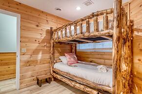 Gatlinburg Getaway by Avantstay 9bdr Sleeps 22 Hot tub Movie Theater