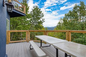 Gatlinburg Getaway by Avantstay 9bdr Sleeps 22 Hot tub Movie Theater