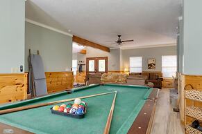 Gatlinburg Getaway by Avantstay 9bdr Sleeps 22 Hot tub Movie Theater