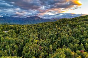 Gatlinburg Getaway by Avantstay 9bdr Sleeps 22 Hot tub Movie Theater