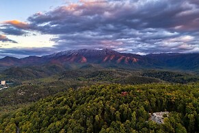 Gatlinburg Getaway by Avantstay 9bdr Sleeps 22 Hot tub Movie Theater