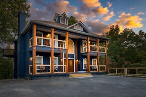 Gatlinburg Getaway by Avantstay 9bdr Sleeps 22 Hot tub Movie Theater