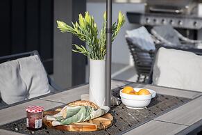 Sandy by Avantstay Oceanview Steps to Beach Patio w Fire Pit Dining Ar