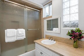 Sandy by Avantstay Oceanview Steps to Beach Patio w Fire Pit Dining Ar