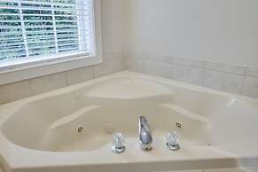 The Nest at Pinecrest by Avantstay Hot Tub Spacious Deck Game Room Fir