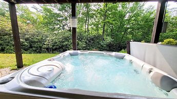 The Nest at Pinecrest by Avantstay Hot Tub Spacious Deck Game Room Fir