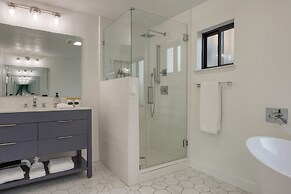 Terrace Hill Modern Paso Robles Escape Near Wineries Dining and Hot Sp