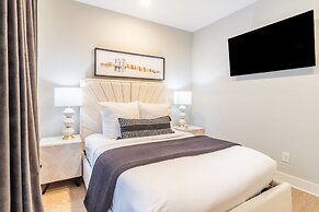 Monty by Avantstay 4bdr 4BA Balcony w Outdoor Seating 5mins to DT