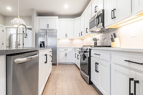 Monty by Avantstay 4bdr 4BA Balcony w Outdoor Seating 5mins to DT