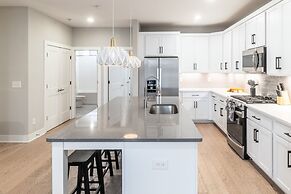 Monty by Avantstay 4bdr 4BA Balcony w Outdoor Seating 5mins to DT