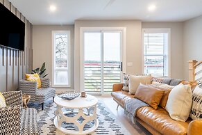 Monty by Avantstay 4bdr 4BA Balcony w Outdoor Seating 5mins to DT