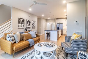 Monty by Avantstay 4bdr 4BA Balcony w Outdoor Seating 5mins to DT