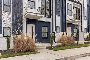 Monty by Avantstay 4bdr 4BA Balcony w Outdoor Seating 5mins to DT