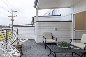 Monty by Avantstay 4bdr 4BA Balcony w Outdoor Seating 5mins to DT