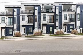 Monty by Avantstay 4bdr 4BA Balcony w Outdoor Seating 5mins to DT