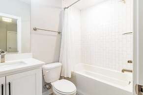 Monty by Avantstay 4bdr 4BA Balcony w Outdoor Seating 5mins to DT