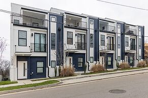 Monty by Avantstay 4bdr 4BA Balcony w Outdoor Seating 5mins to DT