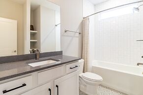 Monty by Avantstay 4bdr 4BA Balcony w Outdoor Seating 5mins to DT