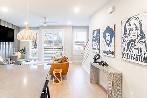 Monty by Avantstay 4bdr 4BA Balcony w Outdoor Seating 5mins to DT