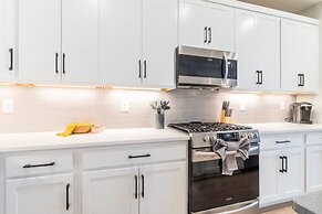 Monty by Avantstay 4bdr 4BA Balcony w Outdoor Seating 5mins to DT