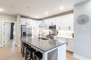 Monty by Avantstay 4bdr 4BA Balcony w Outdoor Seating 5mins to DT