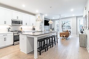 Monty by Avantstay 4bdr 4BA Balcony w Outdoor Seating 5mins to DT