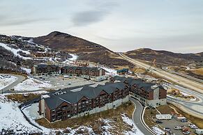 Jordanelle Sunrise Modern Condo Gondola Access Year-round Outdoor Fun