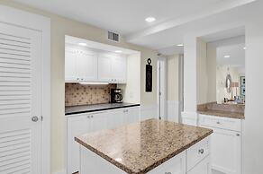 303a Shipwatch by Avantstay Ocean View Shared Pool Boardwalk to Beach