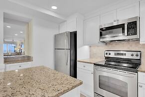 303a Shipwatch by Avantstay Ocean View Shared Pool Boardwalk to Beach