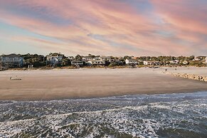 Lighthouse by Avantstay Beachfront View Home w Pool Table Ping Pong