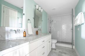 Lighthouse by Avantstay Beachfront View Home w Pool Table Ping Pong